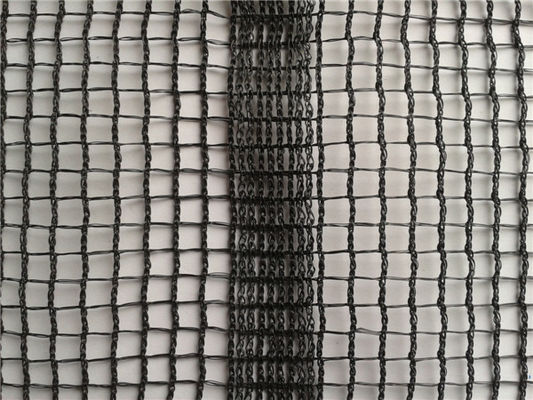 Niebiesko-czarna siatka do rusztowań na zanieczyszczenia budowlane .